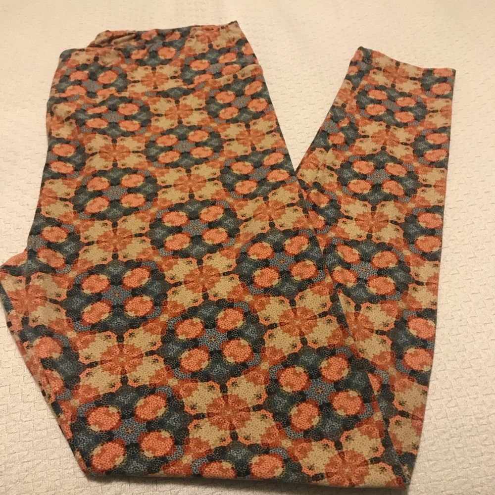 LulaRoe Tall & Curvy Leggings
